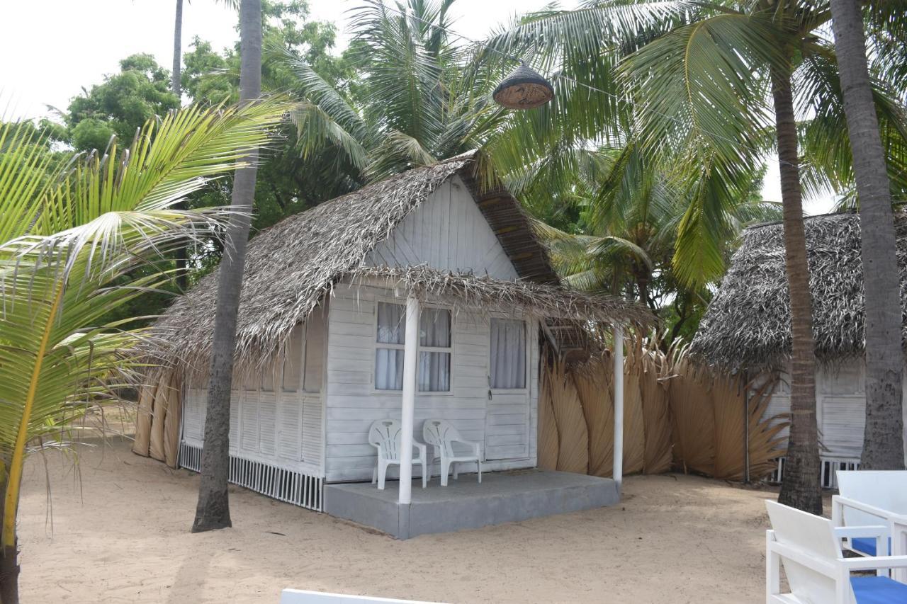 Alfresco Beach Hotel Trincomalee Exterior foto