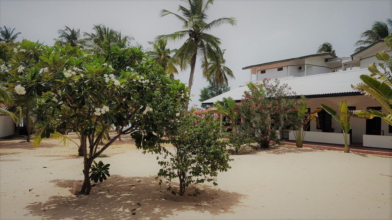 Alfresco Beach Hotel Trincomalee Exterior foto